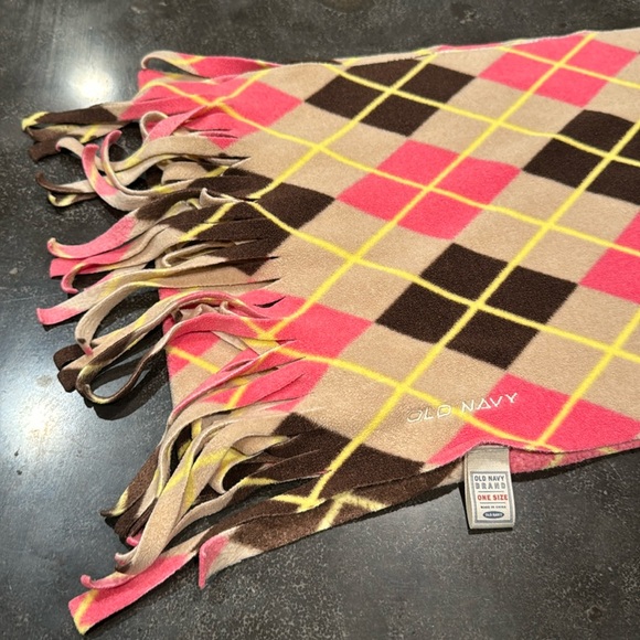Old Navy Holiday Fringed Argyle Scarf - Picture 3 of 9